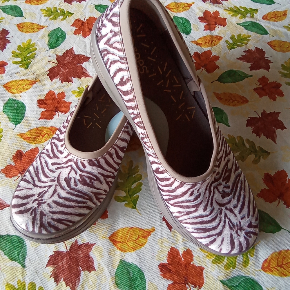 BZEES CHESNUT ZEBRA LOAFERS NWOT